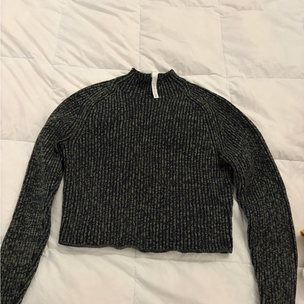 Lululemon Women's Black and Green cropped Sweater